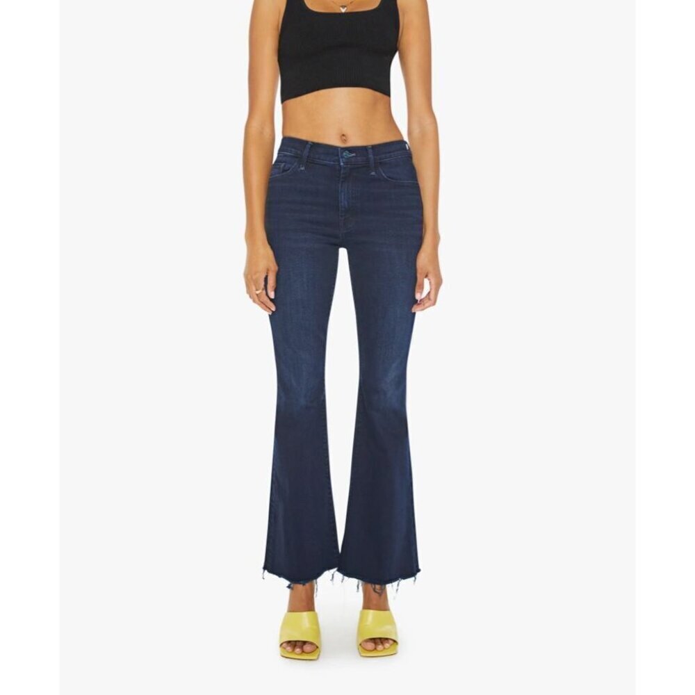 MOTHER The Weekender Fray in Chip on My Shoulder Dark Wash Size 32 Flare